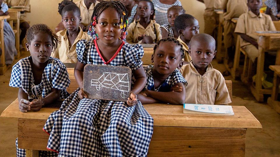 Enfants en classe participant à une activité scolaire