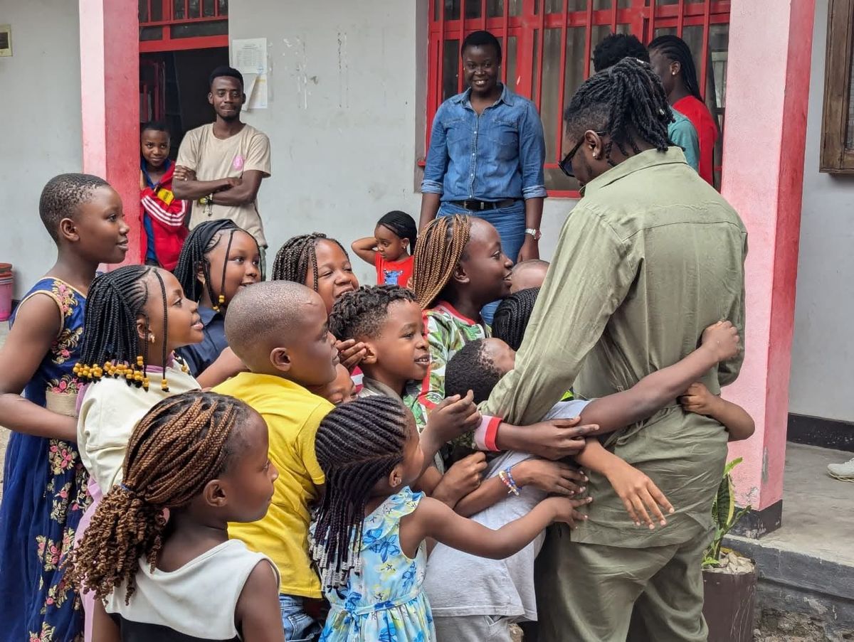 Enfants partageant un repas communautaire lors d'une action de solidarité OTO Tombé