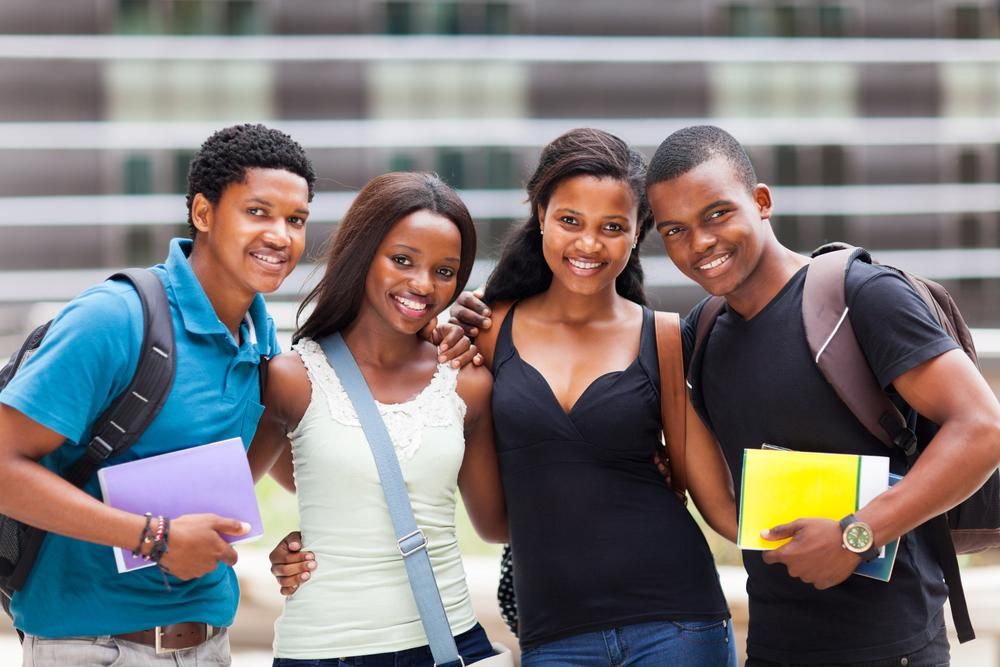 Jeunes étudiants unis pour l'avenir — jeunesse et progrès OTO Tombé