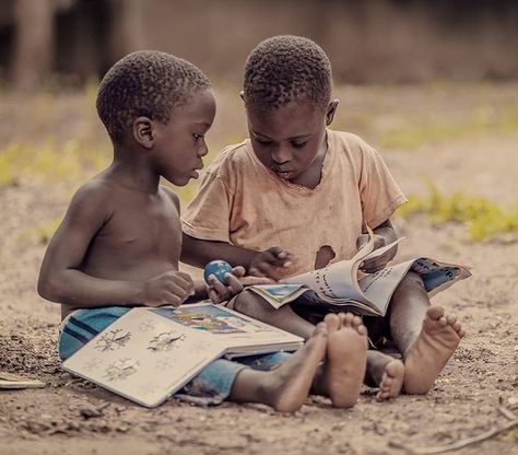 Deux enfants lisant ensemble en plein air